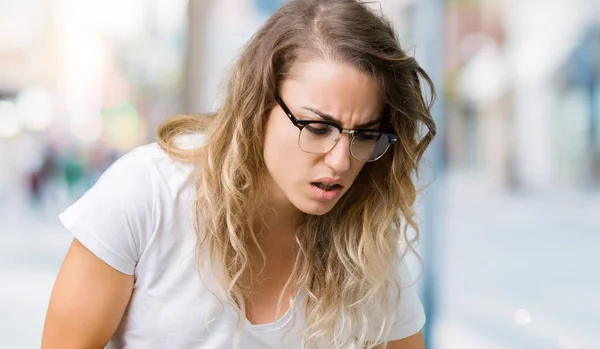 Hermosa Mujer Rubia Joven Con Gafas Sobre Fondo Aislado Con — Foto de Stock