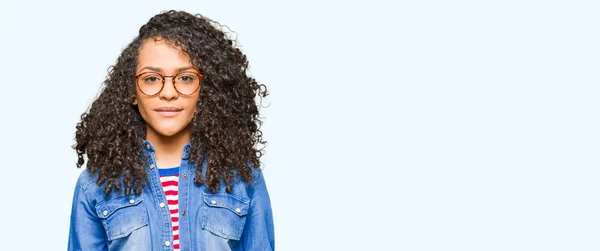 Joven Hermosa Mujer Con Pelo Rizado Con Gafas Relajado Con —  Fotos de Stock