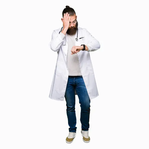 Giovane Dottore Biondo Con Barba Che Indossa Cappotto Medico Guardando — Foto Stock