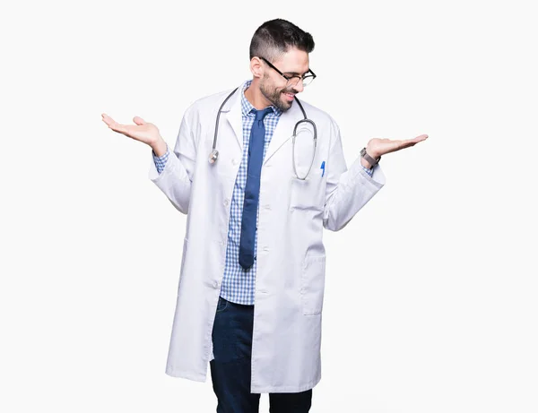 Schöner Junger Arzt Mit Isoliertem Hintergrund Lächelnd Beide Hände Offen — Stockfoto