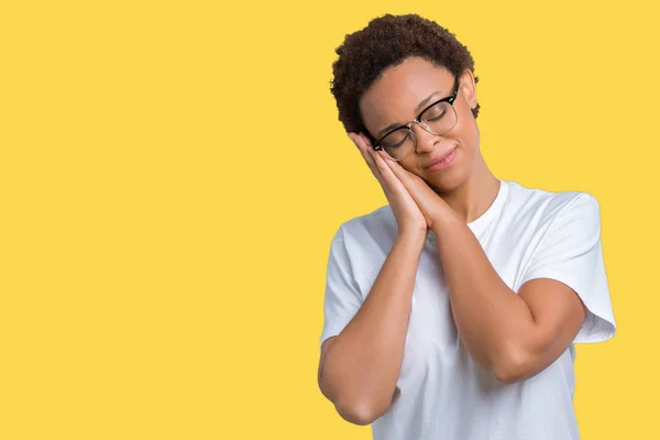 Vackra Unga Afroamerikanska Kvinna Som Bär Glasögon Över Isolerade Bakgrund — Stockfoto