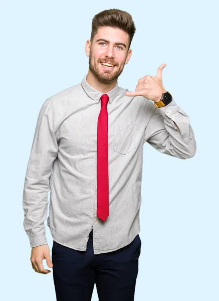 Joven Hombre Negocios Guapo Sonriendo Haciendo Gesto Telefónico Con Mano —  Fotos de Stock