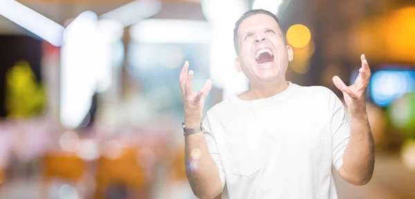 Homem Árabe Meia Idade Wearig Shirt Branca Sobre Fundo Isolado — Fotografia de Stock