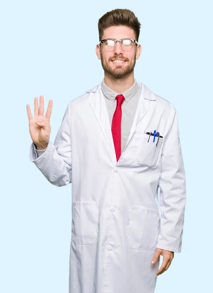 Joven Hombre Científico Guapo Con Gafas Que Muestran Señalan Hacia — Foto de Stock