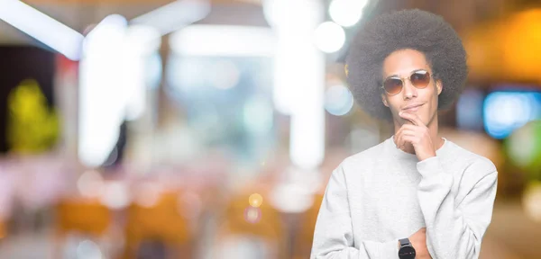 Jonge Afro Amerikaanse Man Met Afro Haar Dragen Van Een — Stockfoto