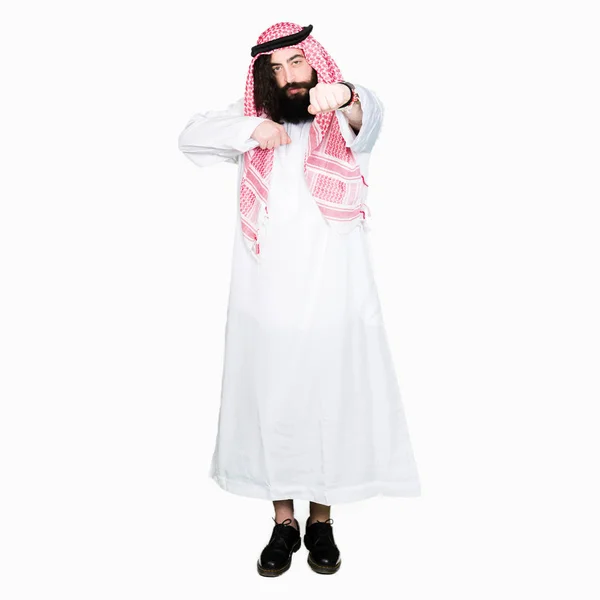 アラビア ビジネスの男性伝統的なクーフィーヤを着て長い髪とマフラー パンチ拳と戦うために 積極的なと怒って攻撃 脅威および暴力 — ストック写真