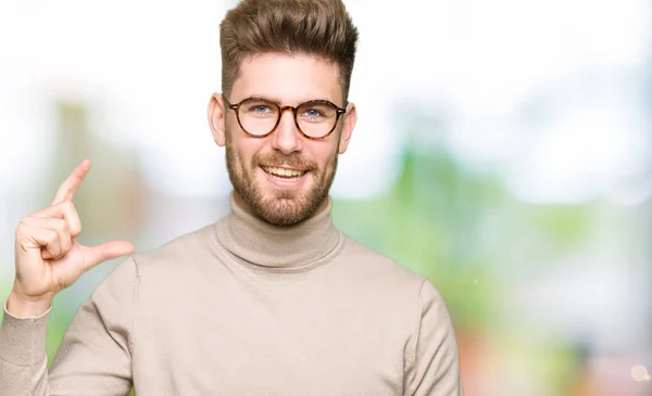 Jovem Homem Negócios Bonito Usando Óculos Sorrindo Gestos Confiantes Com — Fotografia de Stock