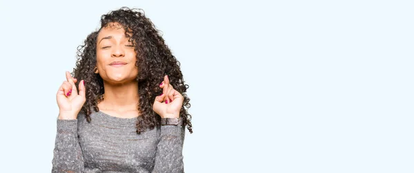 Junge Schöne Frau Mit Lockigem Haar Grauem Pullover Lächelnd Daumen — Stockfoto