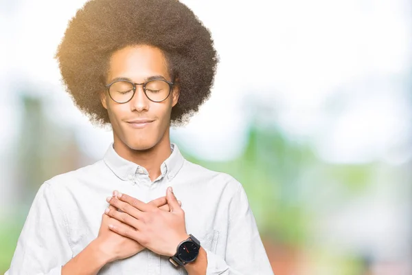 Jovem Afro Americano Com Cabelo Afro Usando Óculos Sorrindo Com — Fotografia de Stock