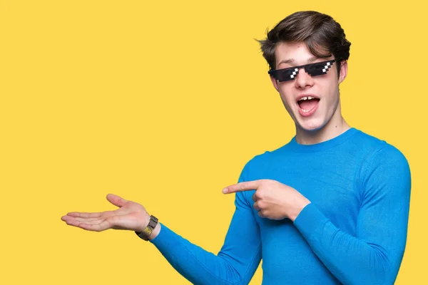 Joven Con Gafas Vida Matón Divertido Sobre Fondo Aislado Sorprendido — Foto de Stock