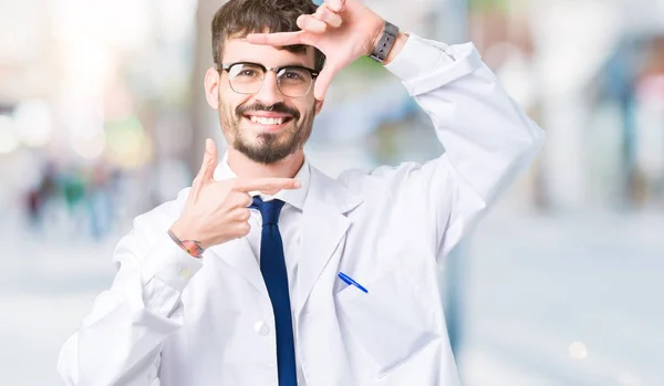 Jonge Professionele Wetenschapper Man Dragen Witte Vacht Geïsoleerd Achtergrond Glimlachend — Stockfoto