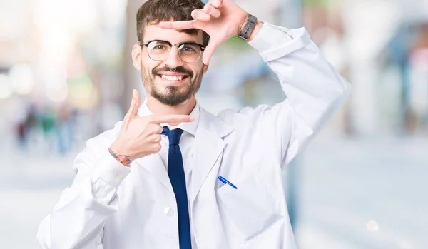 Joven Científico Profesional Vestido Blanco Sobre Fondo Aislado Sonriendo Haciendo —  Fotos de Stock