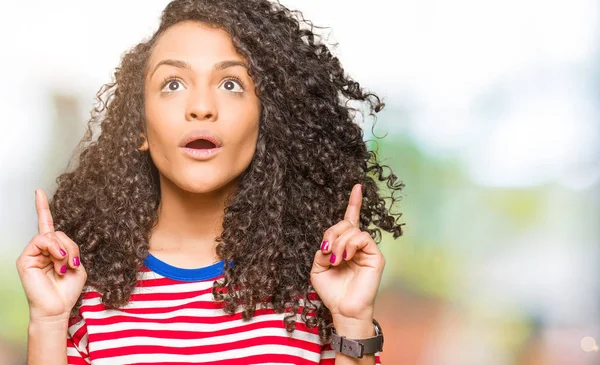 Mooie Jongedame Met Het Dragen Van Krullend Haar Strepen Shirt — Stockfoto