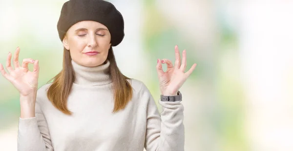 Reife Frau Mittleren Alters Winterpullover Und Baskenmütze Über Isoliertem Hintergrund — Stockfoto