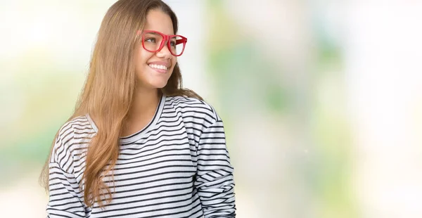 Joven Mujer Morena Hermosa Con Rayas Suéter Gafas Rojas Sobre — Foto de Stock