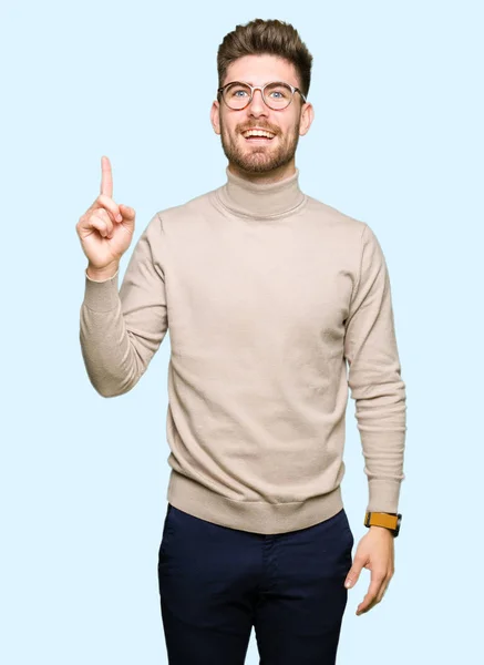 Młody Przystojny Biznes Człowiek Okularach Wskazując Palcem Udany Pomysł Wyszedł — Zdjęcie stockowe