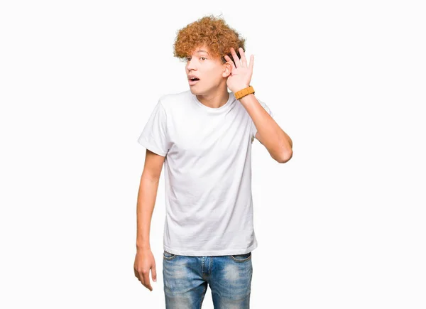 Joven Hombre Guapo Con Pelo Afro Usando Casual Camiseta Blanca —  Fotos de Stock