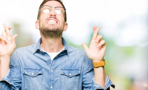 Stilig Man Bär Glasögon Leende Korsning Fingrar Med Hopp Och — Stockfoto