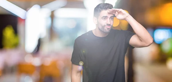 Joven Hombre Guapo Sobre Fondo Aislado Muy Feliz Sonriente Mirando —  Fotos de Stock