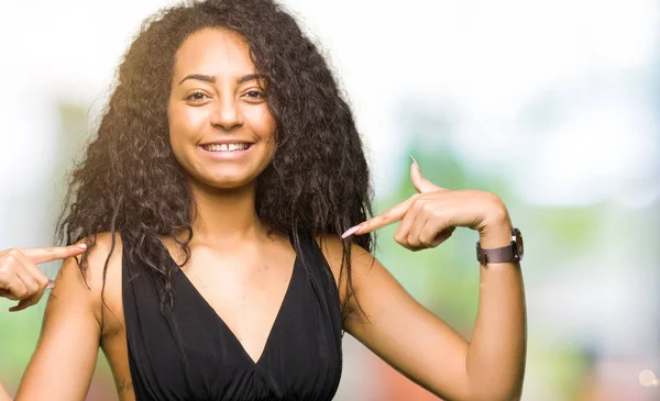 Giovane Bella Ragazza Con Capelli Ricci Indossa Gonna Alla Moda — Foto Stock