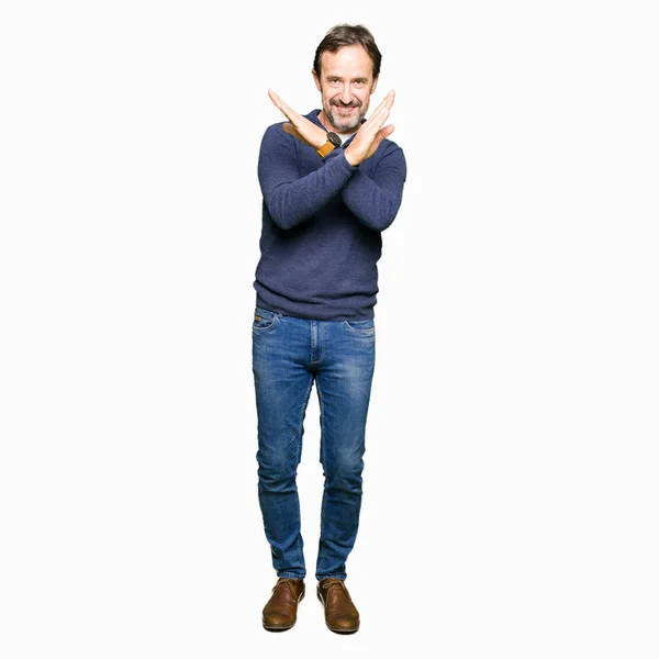 中年のハンサムな男性はセーターを着た拒絶反応の表現は 腕を横切る負の符号をつけて 怒っている顔 — ストック写真