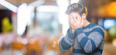 Yakışıklı delikanlı yüzünü elleri ile ağlayarak süre kapsayan üzgün ifade ile izole arka plan üzerinde. Depresyon kavramı.