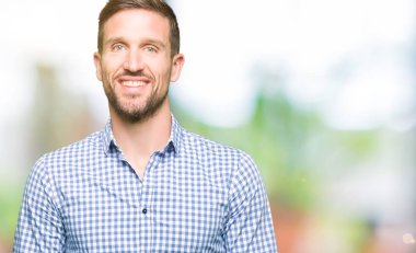 Bir mutlu ve serin mavi gözlü yakışıklı iş adamı yüzünde gülümseme. Şanslı kişi.