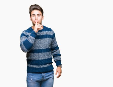 Yakışıklı delikanlı dudaklarında parmak ile sessiz olmanı izole arka plan üzerinde. Sessizlik ve gizli kavramı.