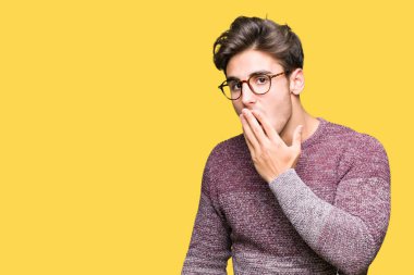 Yakışıklı delikanlı izole arka plan üzerinde gözlük el ağzıyla kapsayan yorgun esneme sıkılmış. Restless ve uyku hali.