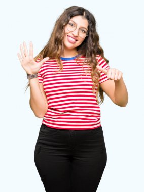 Gösterilen ve parmakları ile işaret genç güzel kadın gözlük kendinden emin ve mutlu gülümseyerek süre 6 numara.