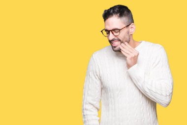 Diş ağrısı veya dişlerde dişlerle ilgili hastalık nedeniyle ağız acı ifadesi ile el ile dokunmak izole arka plan üzerinde gözlük takan yakışıklı delikanlı. Diş hekimi kavramı.