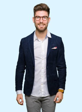 Yüzünde mutlu ve güzel bir gülümseme ile gözlük takan genç yakışıklı iş adamı. Şanslı kişi.