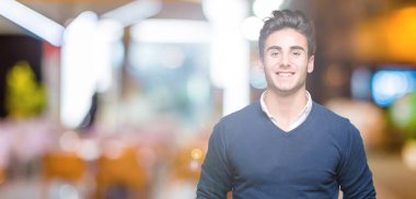 Genç yakışıklı iş adamı yüzünde mutlu ve güzel bir gülümseme ile izole arka plan üzerinde. Şanslı kişi.