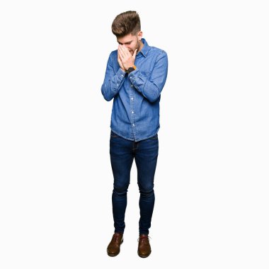 Üzgün ifade yüz eller ile ağlayarak süre kapsayan ile rahat kot gömlek giymiş genç yakışıklı sarışın adam. Depresyon kavramı.