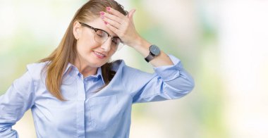 Güzel orta yaş olgun iş kadını üzerinde gözlük takan izole arka plan hastalık ve ateş, grip ve soğuk, virüs hasta için alın dokunmadan