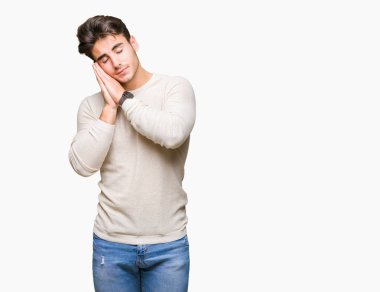 Yakışıklı delikanlı uyku yorgun hayal ve ellerle birlikte poz ile kapalı gözler gülümseyen izole arka plan üzerinde.