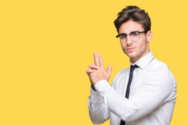 El hareketi ile sembolik silah tutan, çekim silah, kızgın yüz öldürme oynarken arka plan üzerinde gözlük takan genç iş adamı izole