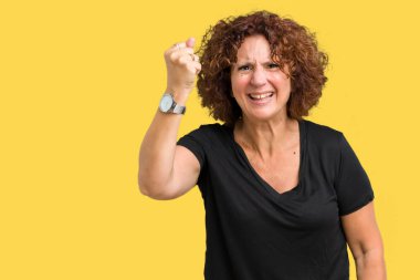 Güzel orta ager üst düzey kadın yüzünden arka plan kızgın izole ve kızgın yükselterek yumruk öfke ile sinirli ve öfkeli iken bağırarak. Öfke ve agresif kavramı.