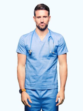 Kızgın ve korkmuş ağlıyor yakışıklı Doktor adam depresif izole arka plan ve sıkıntı, endişe üzerinde tıbbi üniforma. Üzgün ifade.