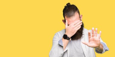 Genç Sarışın elleriyle gözlerini kapsayan gözlük adam ve stop jest ile acı ve korku ifadesi. Utandım ve negatif kavramı.