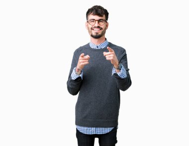 Genç yakışıklı kamera ile mutlu ve komik yüz için parmakları işaret izole arka plan üzerinde gözlük takan adam akıllı. İyi enerji ve vibes.