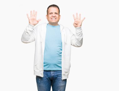Gösterilen arka plan üzerinde sweatshirt giyen orta yaş Arap adam izole ve parmakları ile işaret numara 9 kendinden emin ve mutlu gülümseyerek süre.