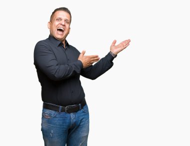 Yakışıklı orta yaş Arap iş adamı üzerinden hayran ve el ile sunulması ve parmak ile işaret ederken kameraya gülümseyen izole arka plan.