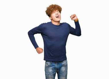 Afro saç germe ile yakışıklı delikanlı geri, yorgun ve rahat, uykulu ve erken sabah esneme