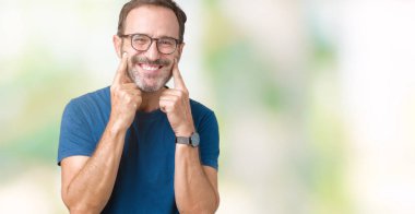 Üzerinde gözlük nedir yakışıklı orta yaş ağarmış komuta sizde izole arka plan açık ağız ile gülümseyen, işaret ve neşeli zorla parmak gülümse