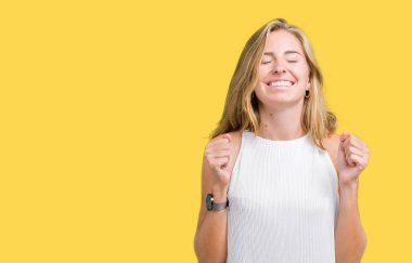 Güzel genç zarif kadın izole arka kolları olan başarı için heyecan üzerinde zafer kutluyor gülümseyen kaldırdı. Kazanan kavramı.