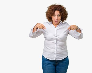 Güzel orta ager üst düzey businees kadın izole arka plan işaretleme aşağı reklam, sürpriz yüz ve açık ağız gösterilen parmakları ile