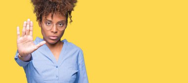 Güzel genç Afro-Amerikan iş kadın izole arka stop yapıyor yüzünden elin avuç ile şarkı. Negatif ve ciddi bir jest yüz ifadesiyle uyarı.