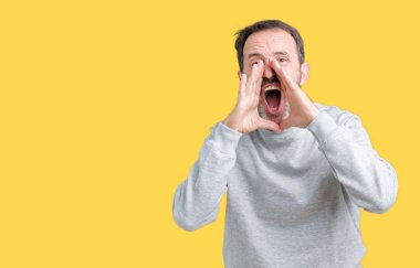 Yakışıklı orta yaş komuta sizde ağzına sesle elleriyle kızgın bağırarak izole arka plan üzerinde bir kazak giyiyor