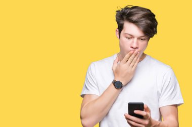 Genç adam izole arka plan kapağı ağız üzerinde akıllı telefon kullanarak el hata için utanç ile şok, korku ifadesi, sessizlik, gizli kavram korkmuş